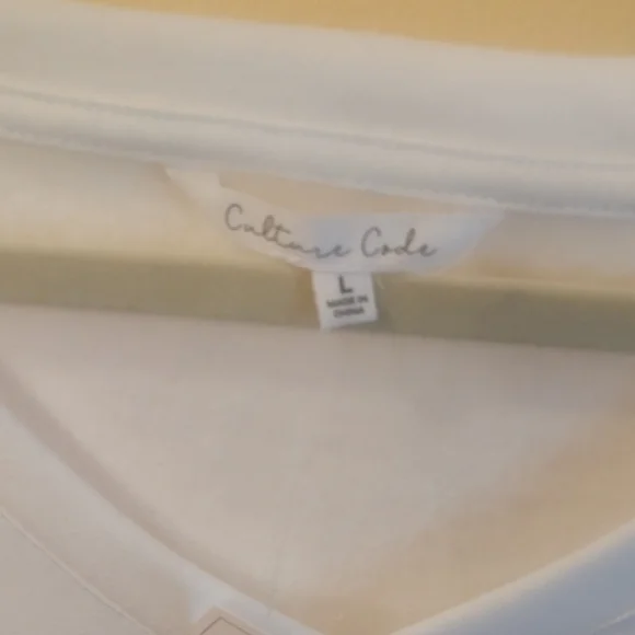 Lightweight White V-Neck Pullover Sweater - Picture 2 of 3